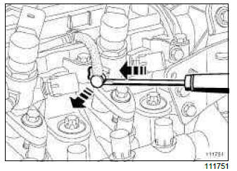 Renault Clio. Diesel injector: Removal - Refitting