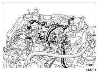 Renault Clio. Diesel injector: Removal - Refitting