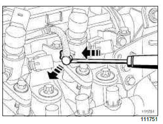 Renault Clio. Diesel injector: Removal - Refitting